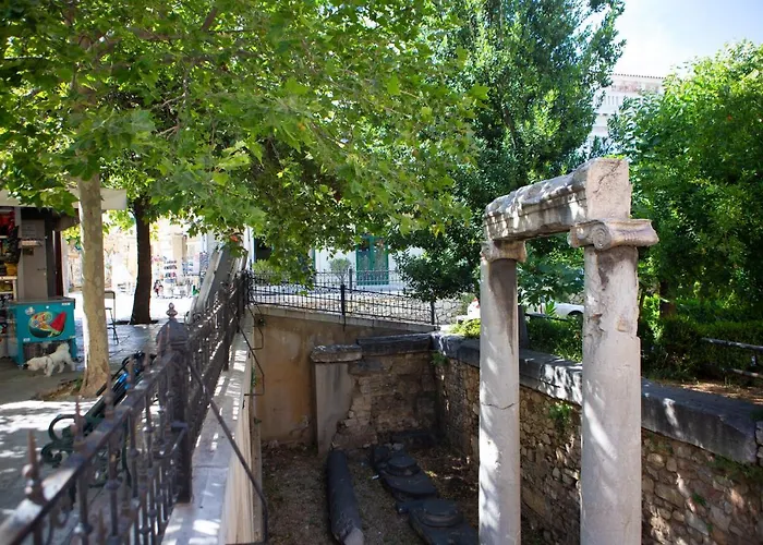 Plato\'S Square Apartments